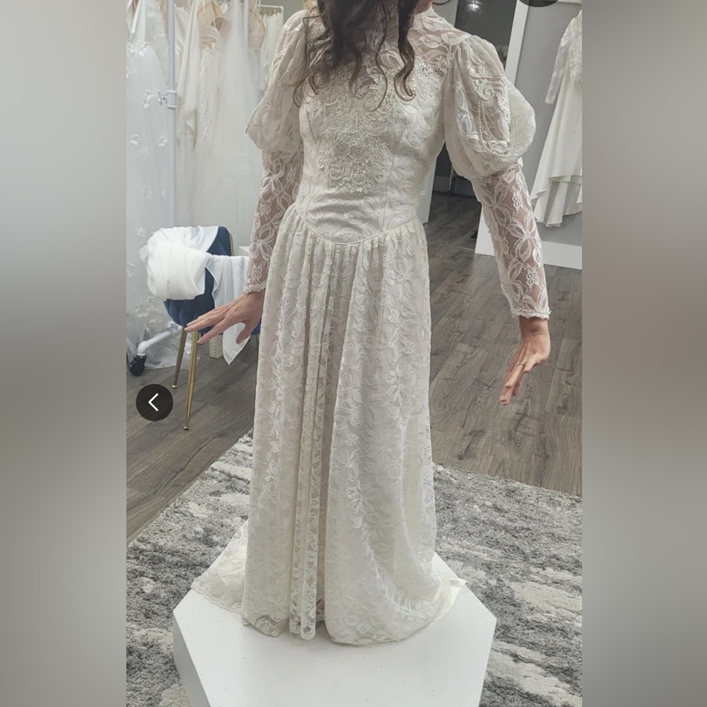 Vintage 80s Elegant Ivory Cream Lace Wedding Dress Union Tag romantic